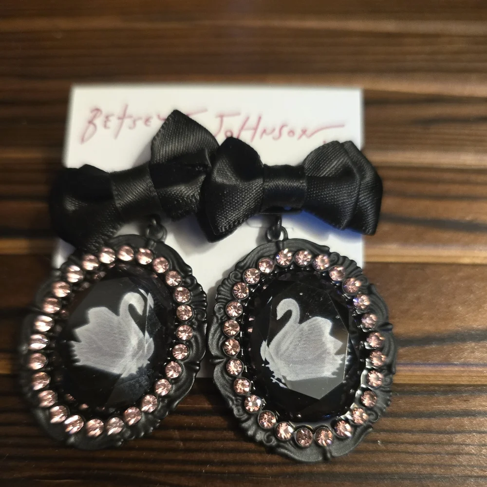 Betsey Johnson Black Bow Swan  Earrings! - Picture 6 of 12